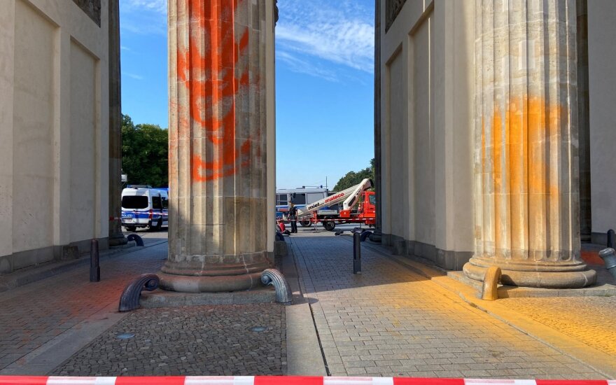 Klimato aktyvistai dažais apipurškė Berlyno Brandenburgo vartus