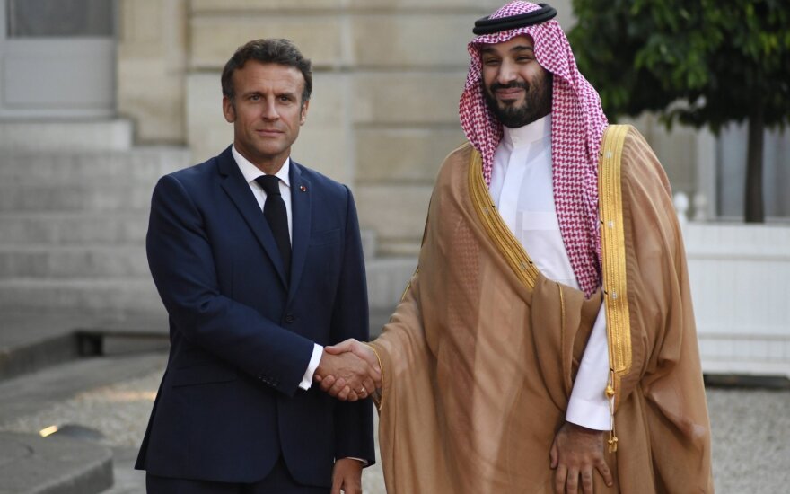 E. Macronas nepaisydamas kritikos šiltai priėmė Saudo Arabijos faktinį valdytoją