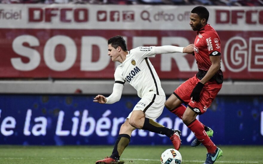 Guido Carrillo (kairėje) kovoja su varžovu