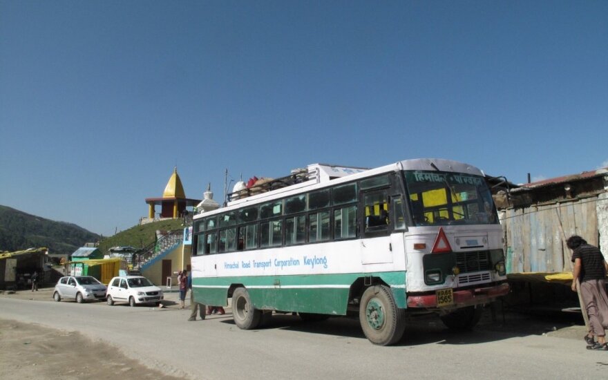 Indijos pietuose į upę nuvirtus autobusui žuvo 21 hinduistas