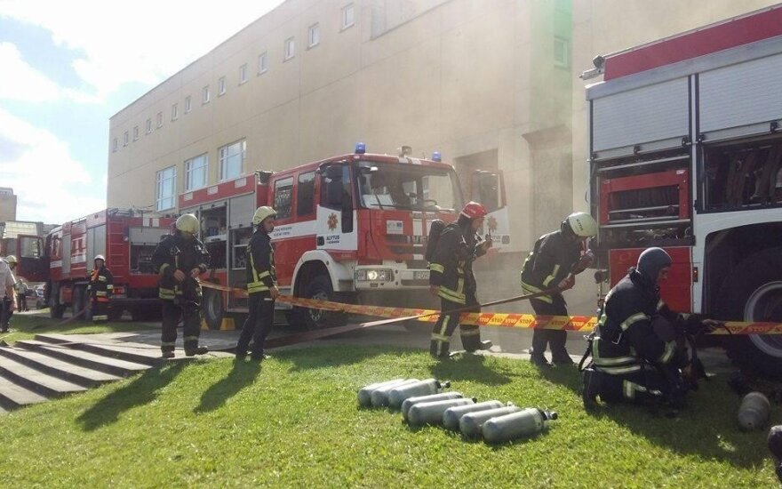 Alytuje iš mokyklos stipriai veržiasi dūmai, evakuoti mokiniai ir darbuotojai