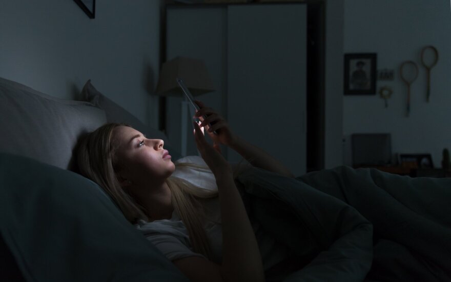 Išmanaus telefono naudojimas prieš miegą