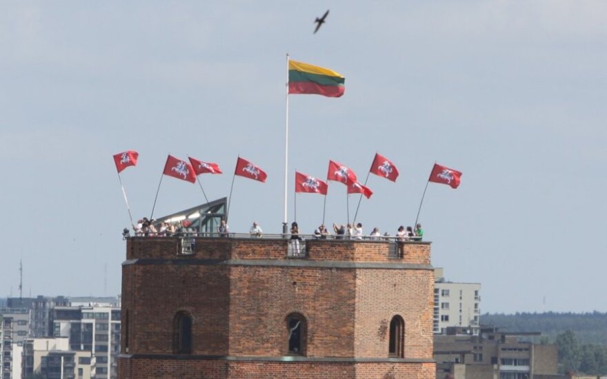 Ant Gedimino pilies bokšto suplevėsavo Lietuvos didybės vėliavos
