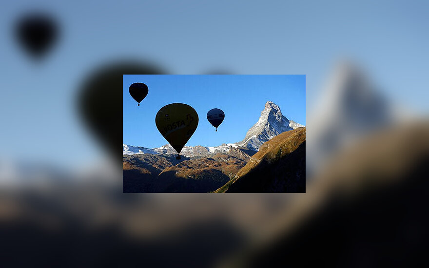 Karšto oro balionai sklendžia per Alpes