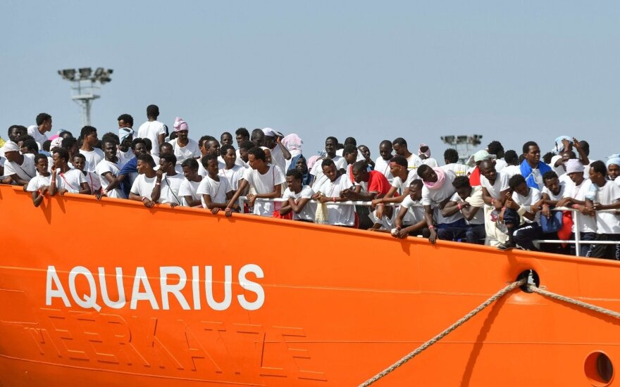 Tarp tūkstančių prie Libijos krantų išgelbėtų į Italiją atplukdytų migrantų – valtyje gimęs kūdikis