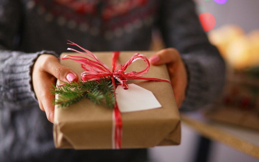 Vėluojančios dovanos gali apkartinti šventinę nuotaiką: ką daryti, kad taip nenutiktų