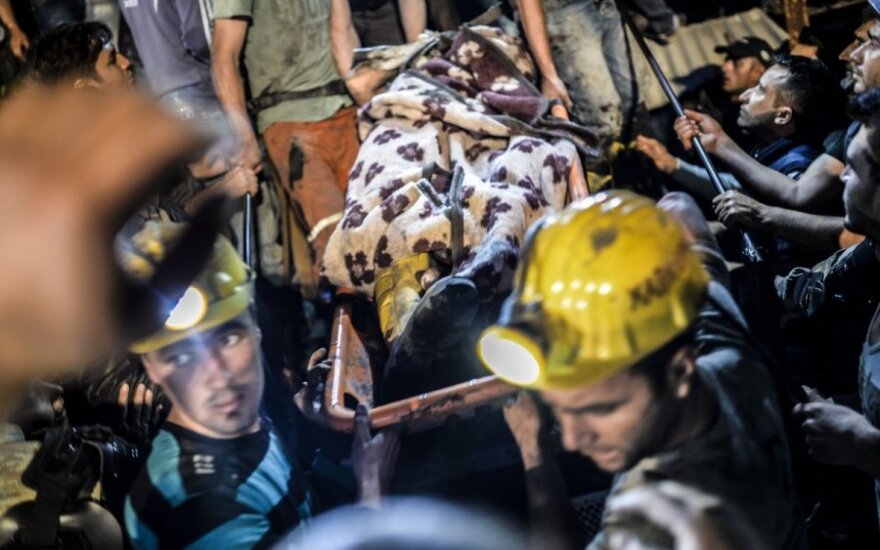 Tiriant nelaimę Turkijos šachtoje sulaikyti 25 asmenys