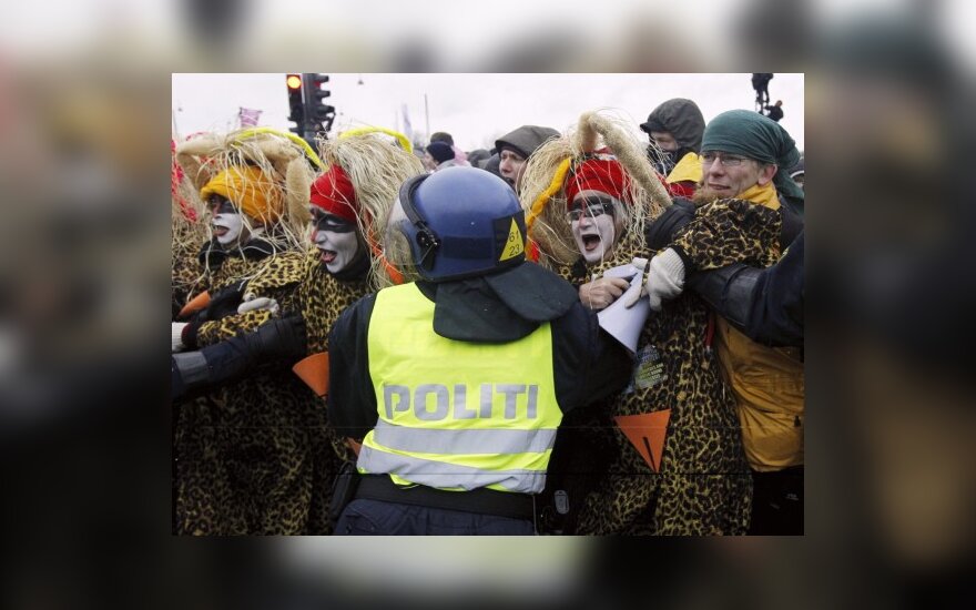 Kopenhagoje policija sustabdė protestuotojus, žygiavusius į klimato derybas.