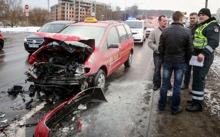Vilniuje susidūrus keturiems automobiliams, pranešta, kad vienas jų užsidegė