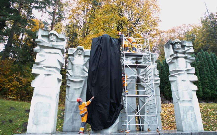 Antakalnio kapinėse pradedami paruošiamieji darbai sovietinių paminklų nukėlimui