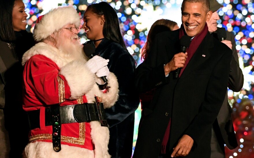 B. Obama įžiebia Kalėdų eglę