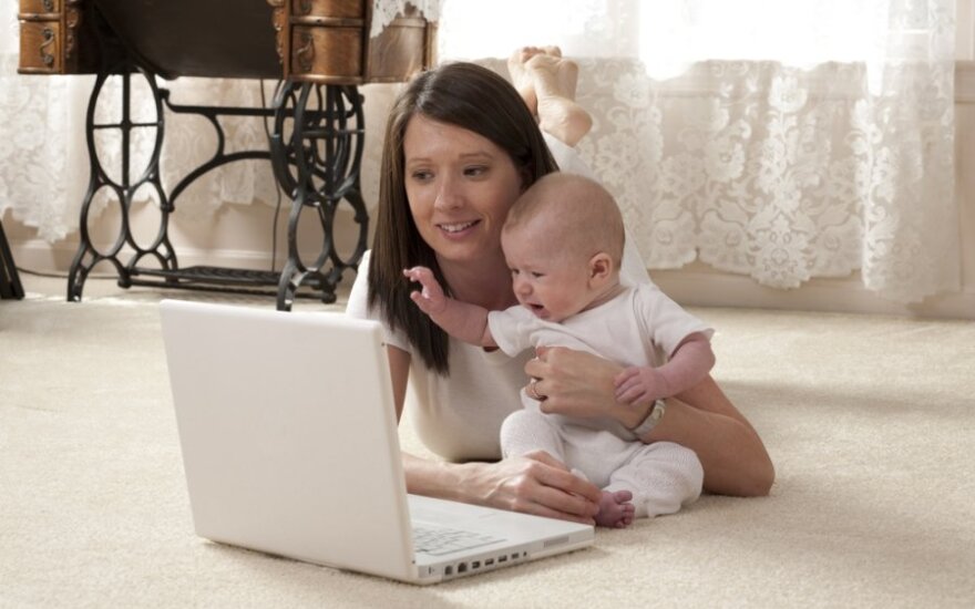 Motina su vaiku prie kompiuterio