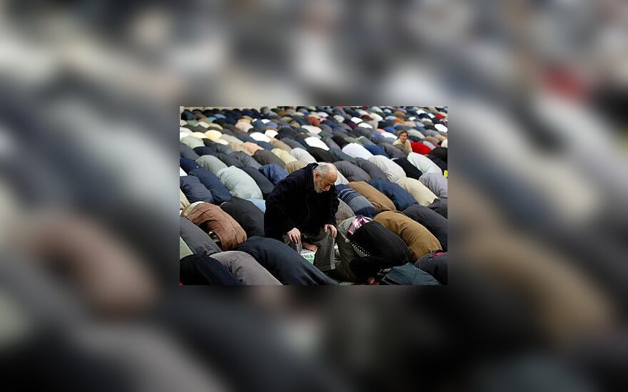 Stambule prasidėjus ramadanui  meldžiasi musulmonai