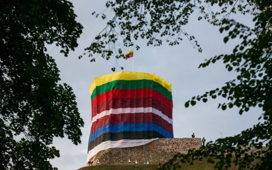 Ypatingai dienai – kilometro ilgio Lietuvos trispalvė ir vėliavomis apjuostas bokštas