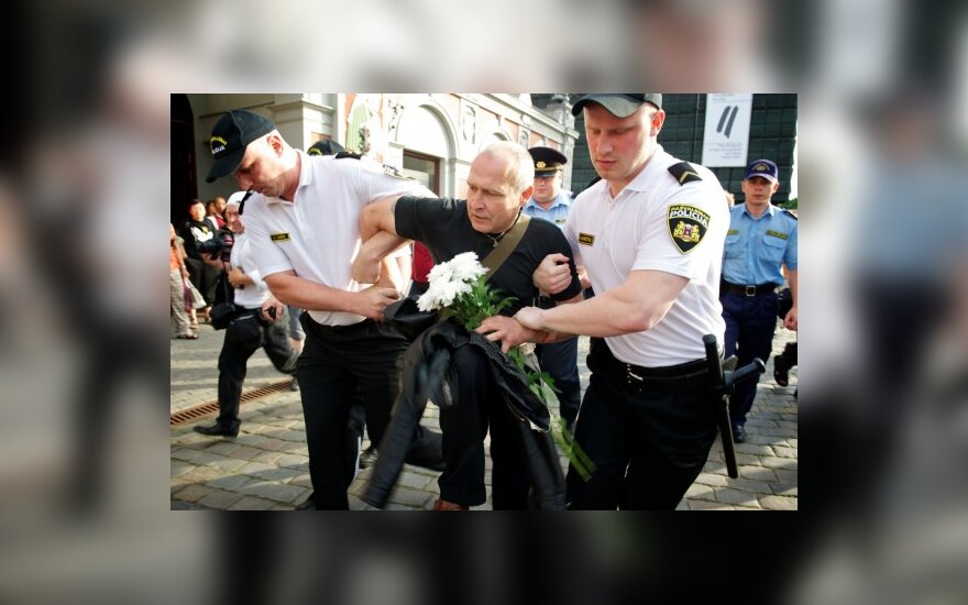 Policija sulaiko protestuotoją Rygoje