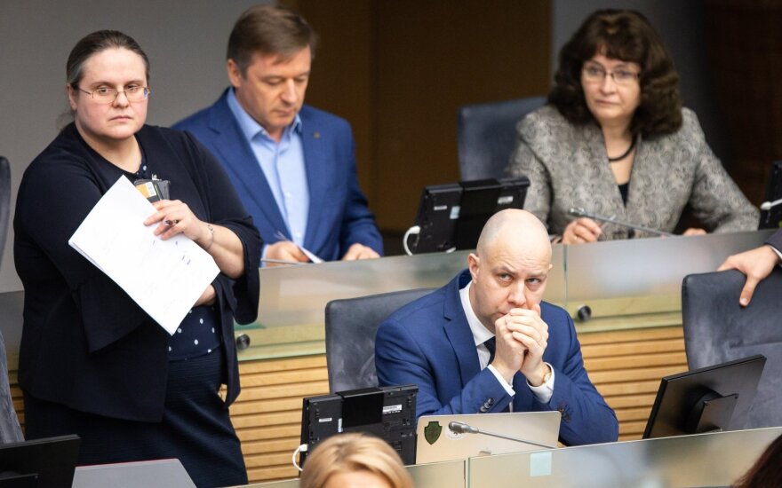 Širinskienė išėjusiems kolegoms epitetų negaili: kuo partija skiriasi nuo šutvės