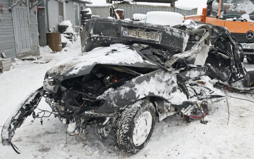 Vilniaus rajone kelią valęs traktorininkas aptiko sudaužytą automobilį su lavonu