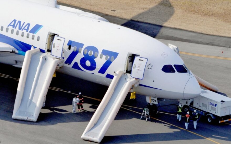 Japonijoje evakuoti keleiviai iš avariniu būdu nutūpusio "Dreamliner" lėktuvo