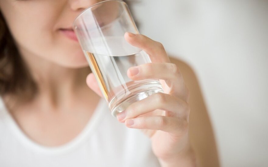 Kas gresia jūsų kūnui, jei visą dieną negeriate vandens