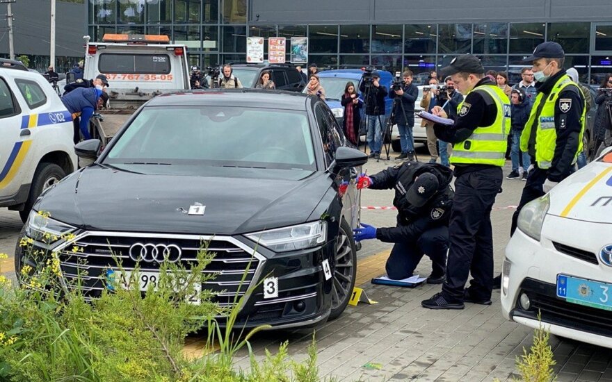 Į Zelenskio padėjėjo automobilį paleisti šūviai, sužeistas vairuotojas