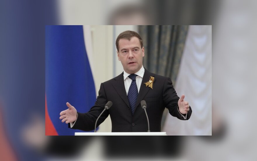 D.Medvedevas siūlo penktadaliu sumažinti valstybės tarnautojų skaičių