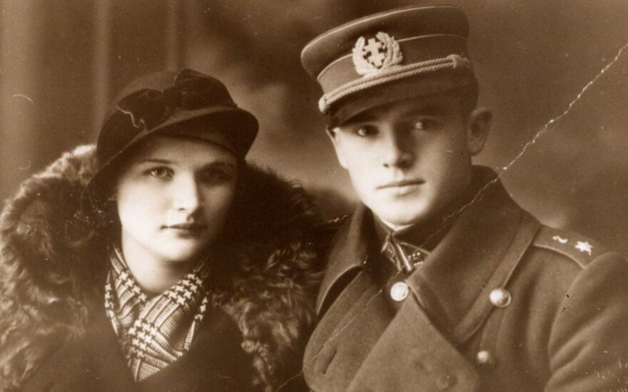 Kapitonas Jonas Noreika-Generolas Vėtra su būsima žmona Antanina Karpavičiūte. Apie 1936 m., Palanga,  LGGRTC nuotr.