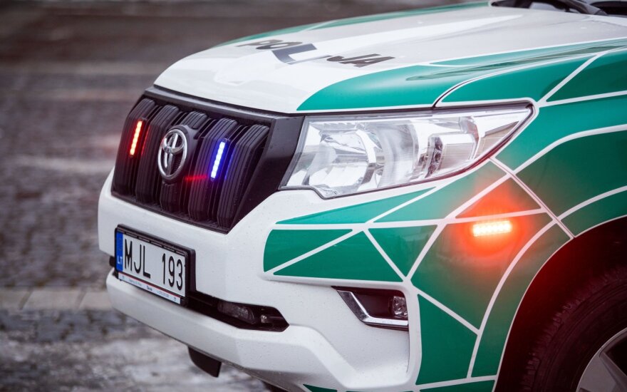 Pasvalio rajone vyras pasiuto – apgadino automobilio variklio dangtį, išdaužė stiklus ir žibintus