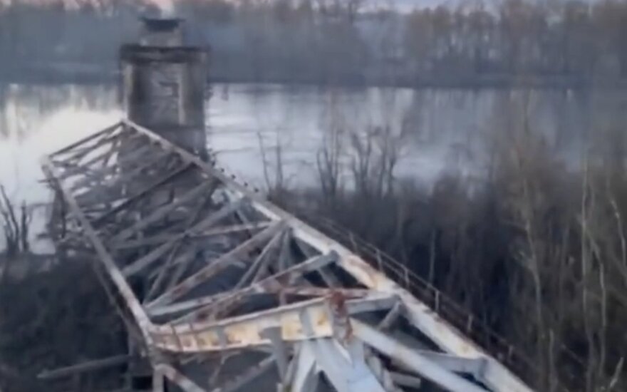 Rusijos pajėgos subombardavo svarbų tiltą Černihive