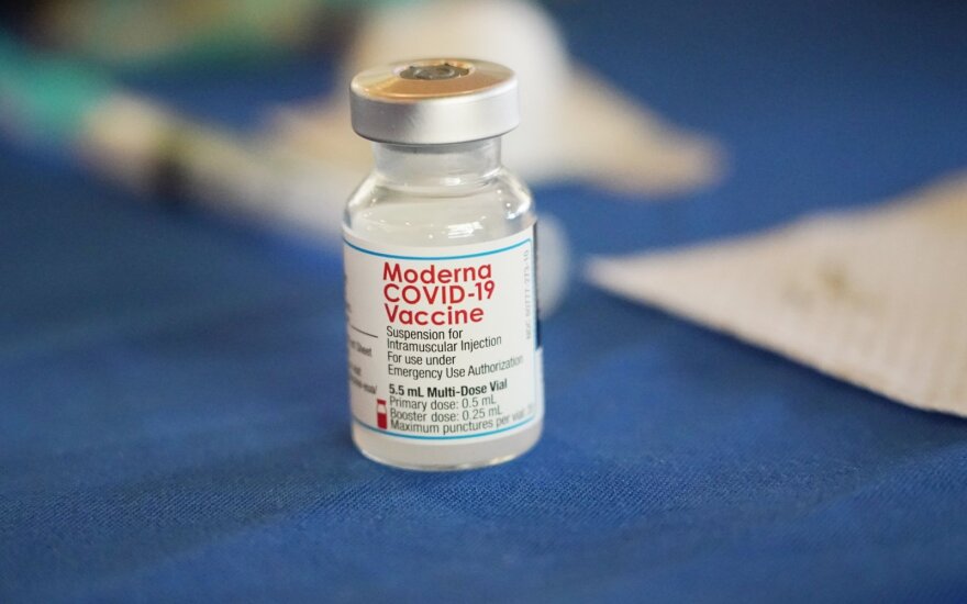 JK patvirtinta nauja „Moderna“ vakcina, apsauganti nuo omikron atmainos
