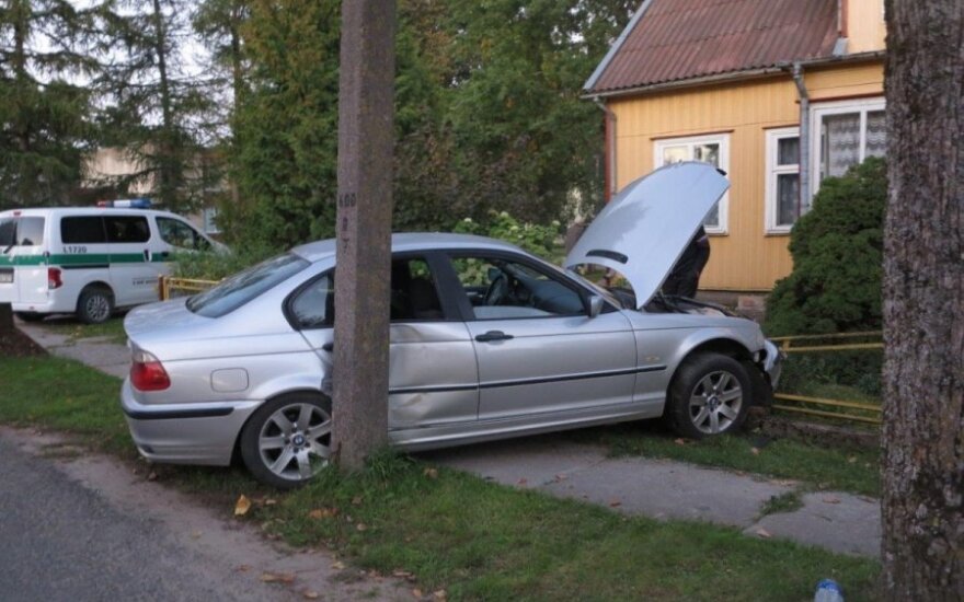 BMW sutraiškė ruskinę tvorą ir pakibo