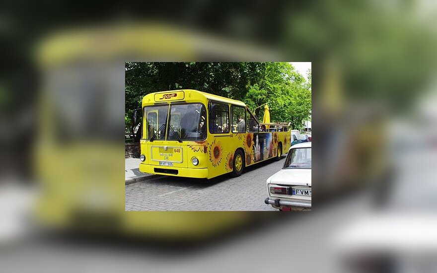 Autobusas - kabrioletas prie Vilniaus savivaldybės