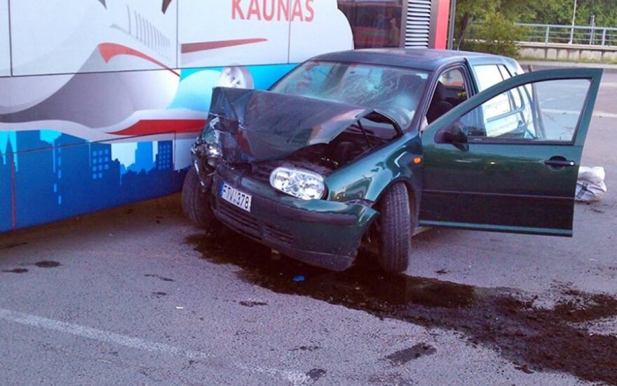 Kaune „VW Golf“ rėžėsi į autobusą – abu vairuotojai ligoninėje