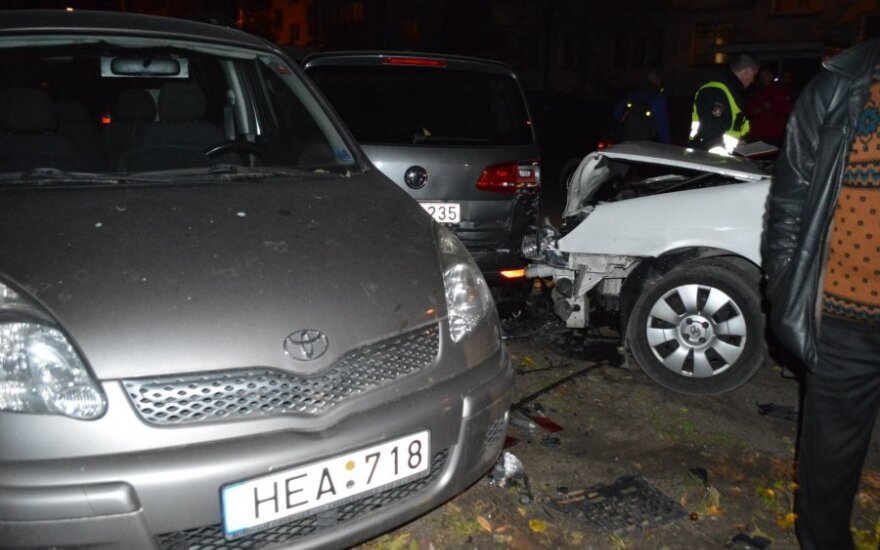 Nufilmuotos gaudynes Vilniuje: pavogęs automobilį nuo policijos spruko daužydamas mašinas