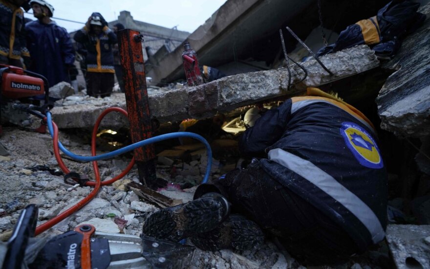 Žemės drebėjimo aukų skaičius Turkijoje ir Sirijoje perkopė 6 200