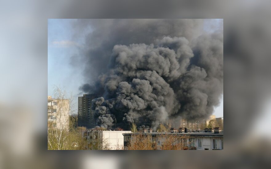 Vilniaus dangų nudažė juodi gaisro dūmai