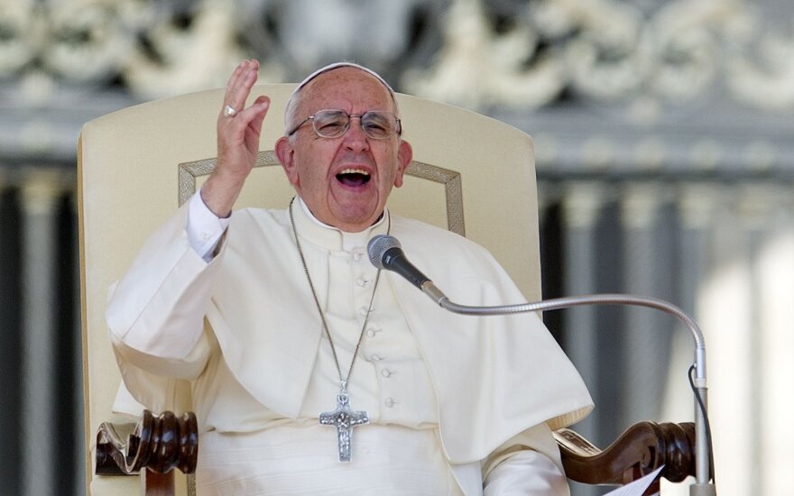 Popiežius meldžiasi už žemės drebėjimo sukrėstą Italiją