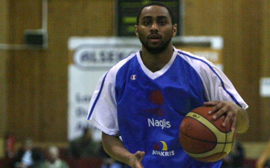 Chrisas Charlesas Lowe'as ("Naglis-Adakris")
