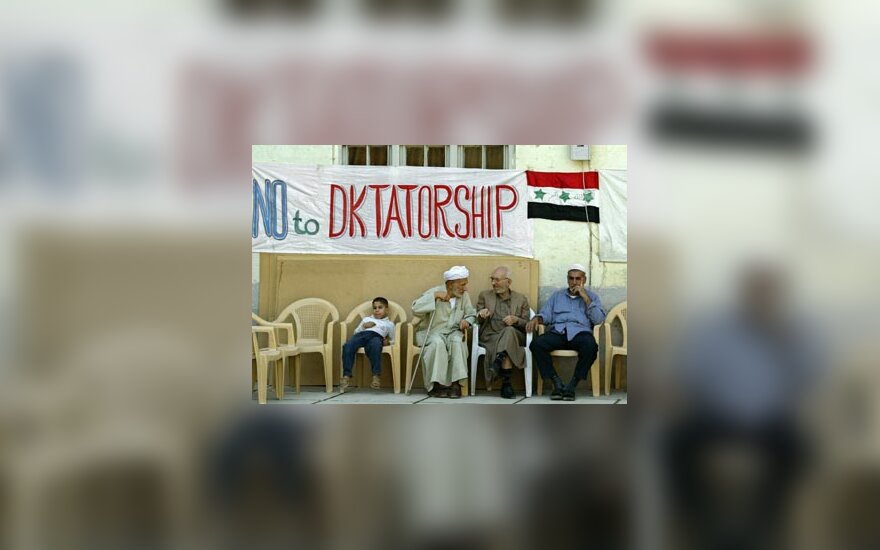 Irakiečiai sėdi po plakatu "Ne diktatūrai", Irakas