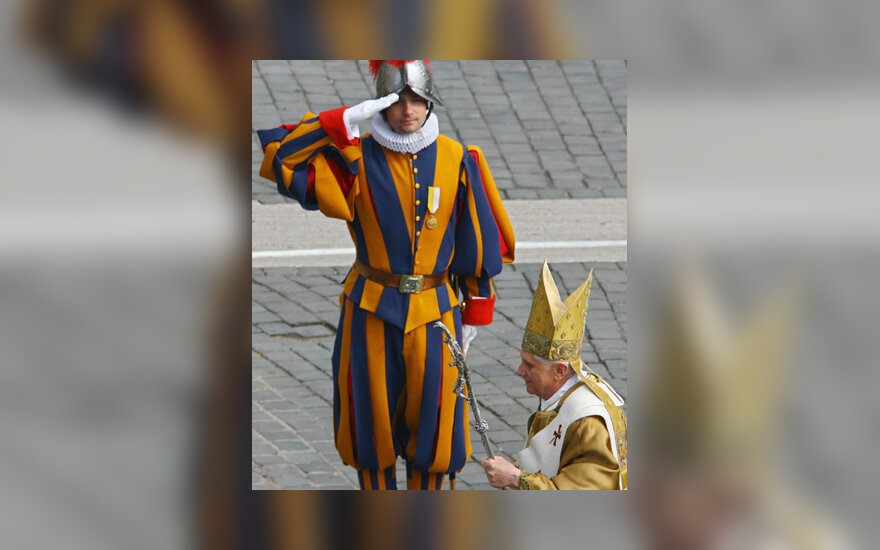 Šveicarų gvardietis ir popiežius Benediktas XVII