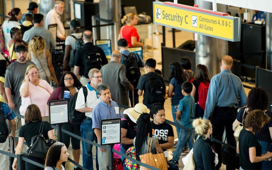 Įspėja keliaujančius Europoje: kai kuriuose oro uostuose eilėse tenka laukti keturias valandas
