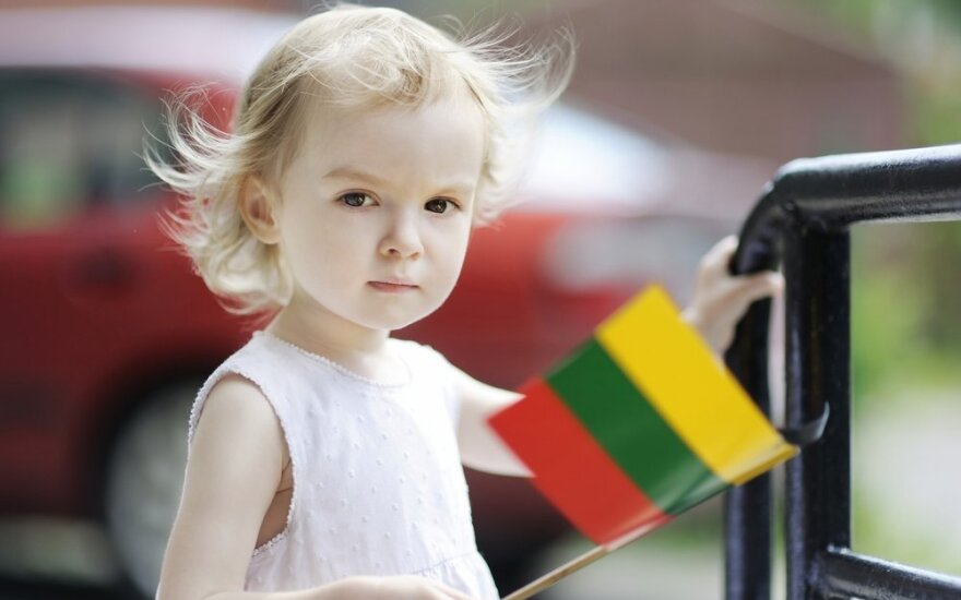 Lietuvaitė mergaitė su vėliava