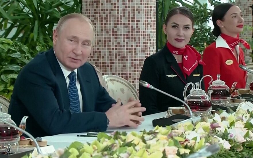 Kol Ukrainoje žūsta žmonės, Putinas mėgaujasi jaunų moterų kompanija, Reuters video stop kadras