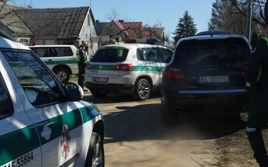 Nuo Alytaus policininkų sprukęs lenkų „Porsche“ trenkėsi į stulpą