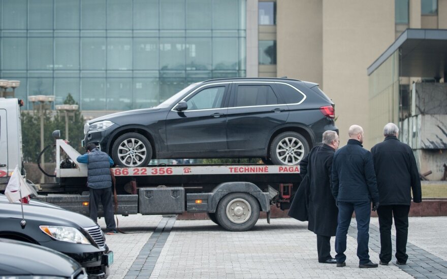 JAV atstovą į iškilmes Seime atvežė girtas vairuotojas: aikštelėje sudaužė BMW