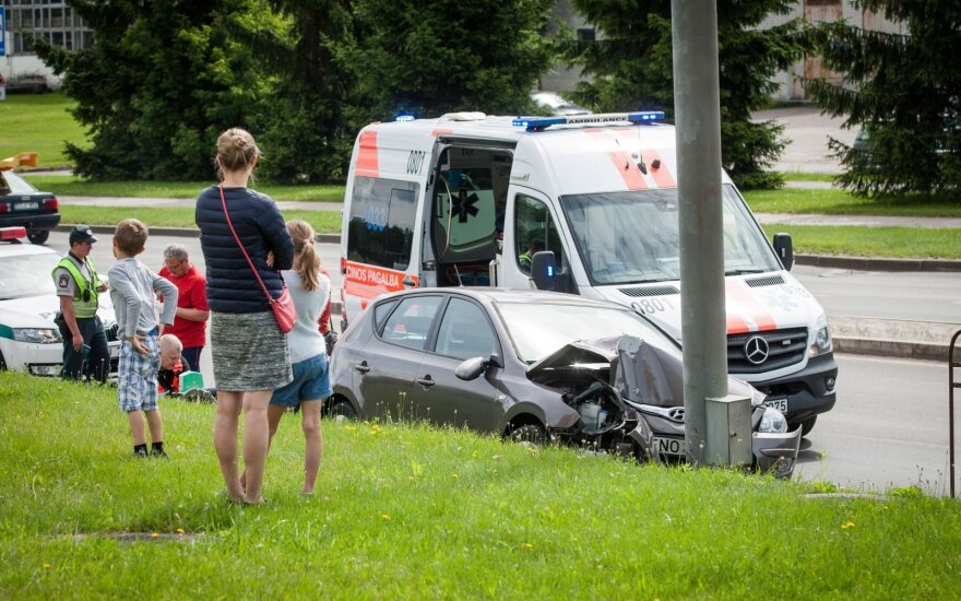 Vilniuje automobilis rėžėsi į ženklą, po to į stulpą, moters gyvybė užgeso ant medikų rankų