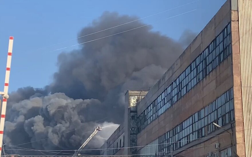 Dar vienas didelis gaisras Rusijoje – dega padangų gamykla Barnaule