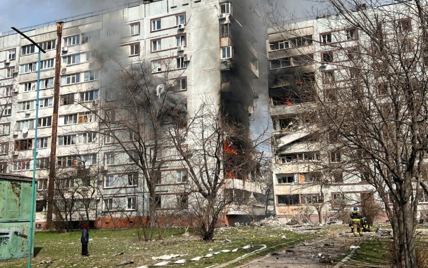  per Rusijos smūgį gyvenamajam pastatui Pietų Ukrainoje žuvo vienas žmogus, 25 sužeisti