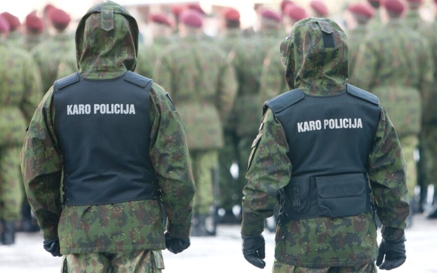 Prie vairo įkliuvęs neblaivus karo policininkas pareigūnams pasiūlė 10 tūkst. litų kyšį