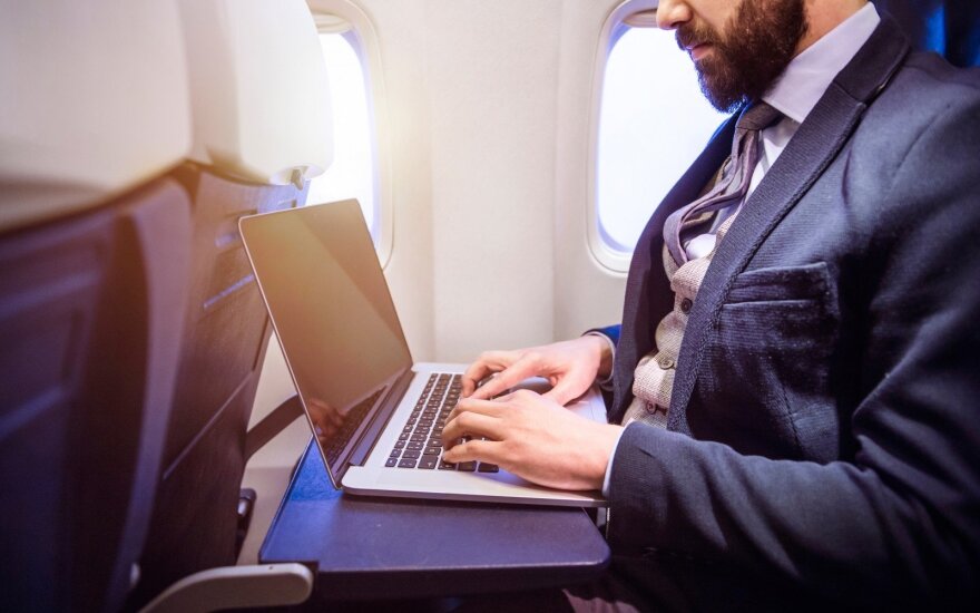 JAV atsisako ketinimų drausti europiečiams gabenti nešiojamus kompiuterius lėktuvuose