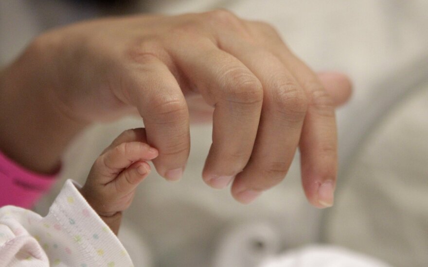Girtas tėvas įtariamas žiauriai sumušęs kūdikį, vaikas medikų rankose